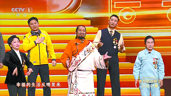 《看动画片的我们长大了》节目中，张恒珍（右一）作为全国五一劳动奖章获得者登台献唱。（视频截图）.jpg